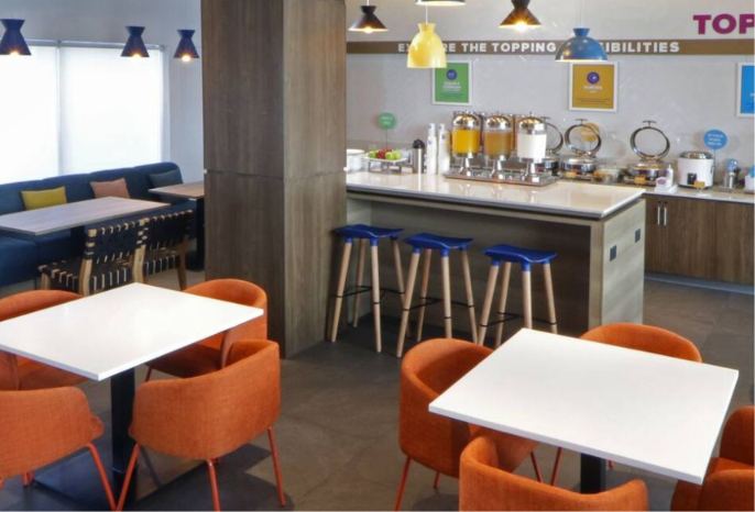 Tru by Hilton breakfast and dining area